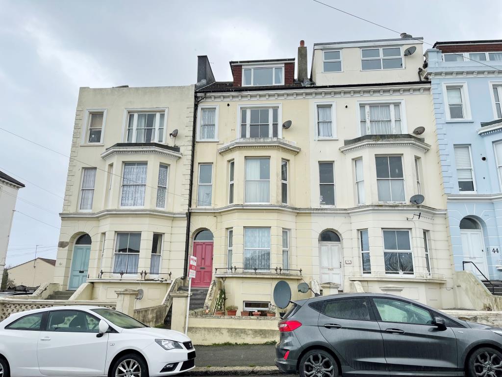 Lot: 62 - SELF-CONTAINED FLAT FOR INVESTMENT - Mid terrace victorian property from street view